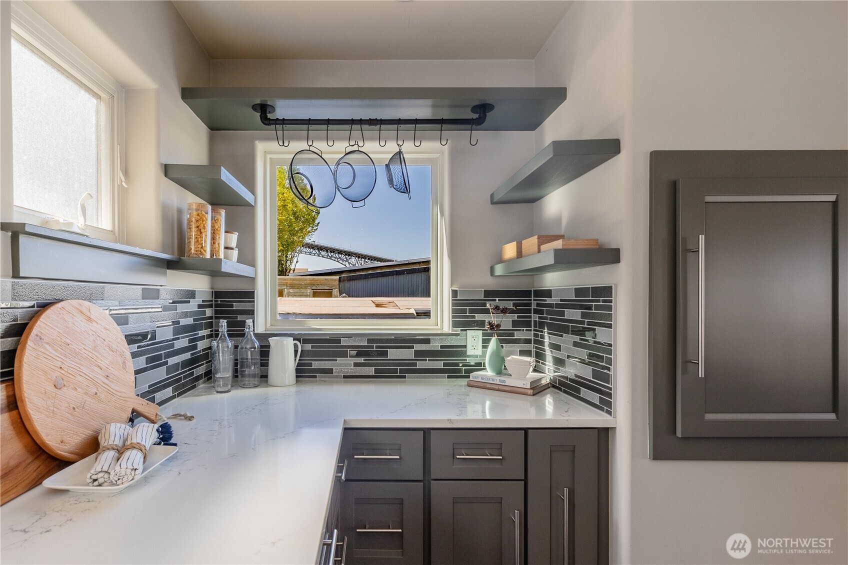 2542 Westlake Avenue N Unit: 5