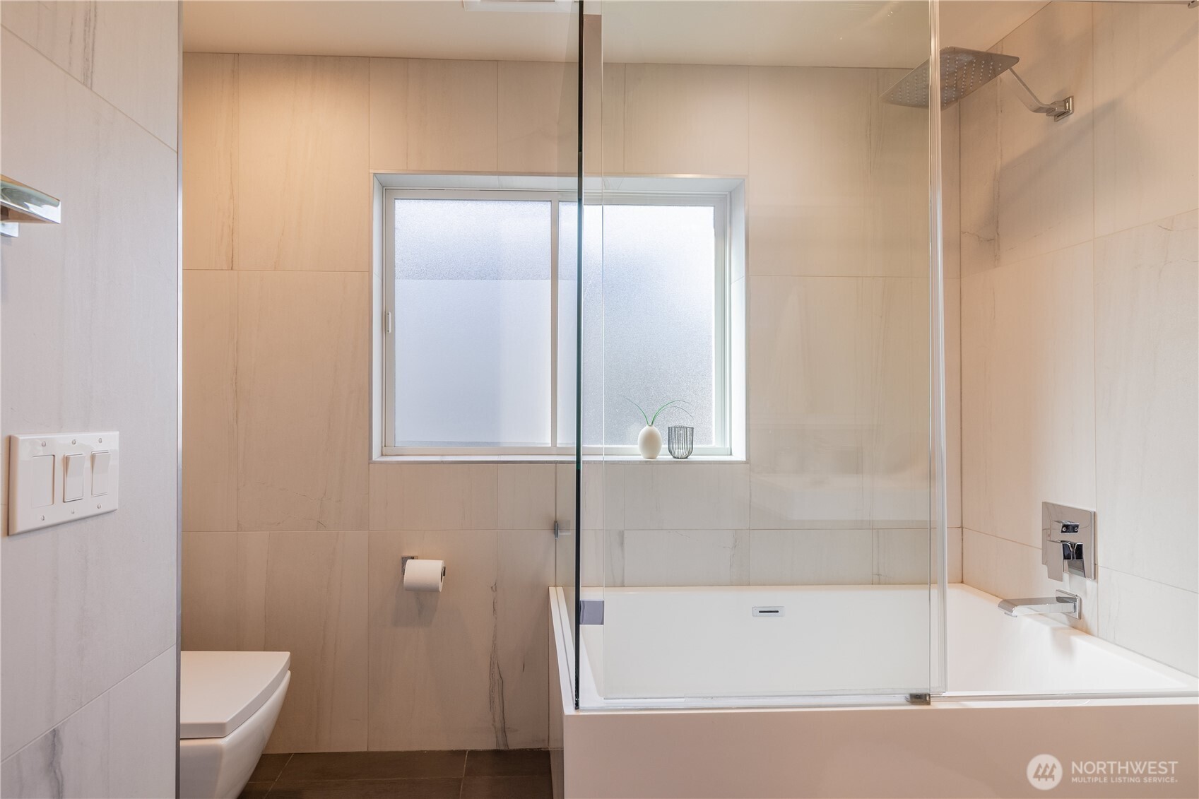 2542 Westlake Avenue N Unit: 5