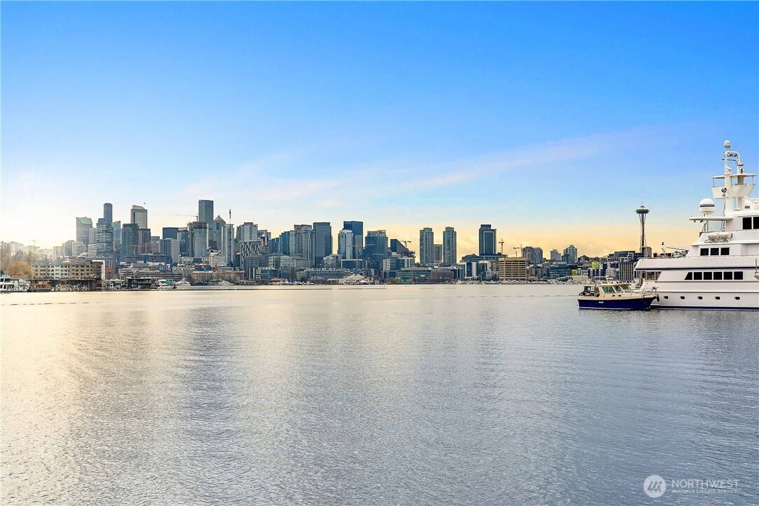 2309 N Northlake Way Unit: 10