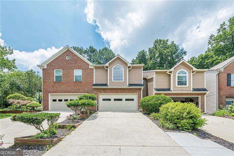 912 Edgewater Circle