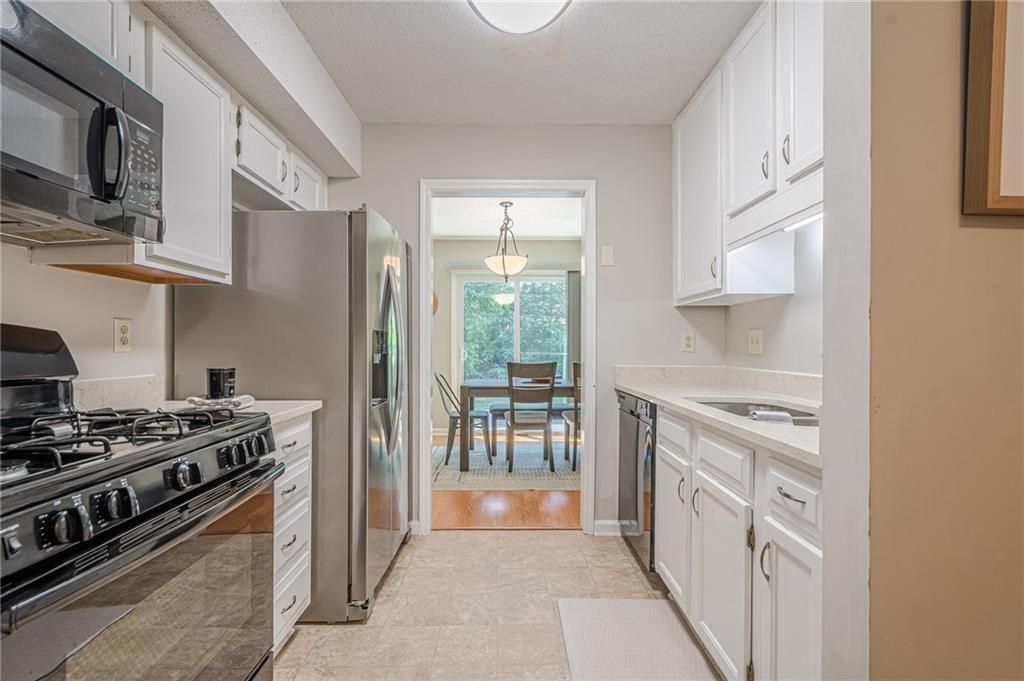 912 Edgewater Circle
