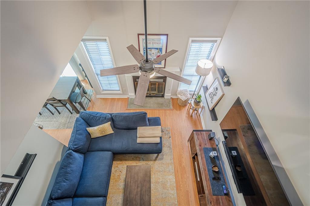 912 Edgewater Circle