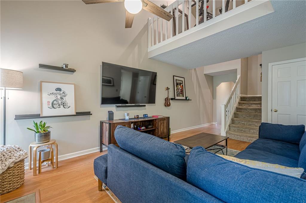 912 Edgewater Circle
