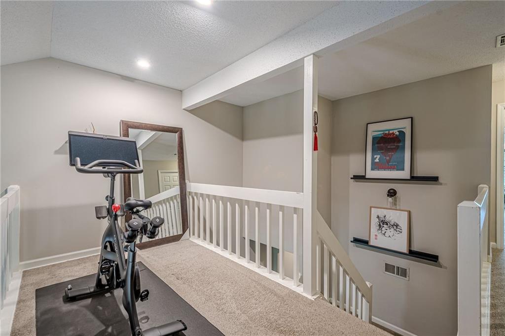 912 Edgewater Circle