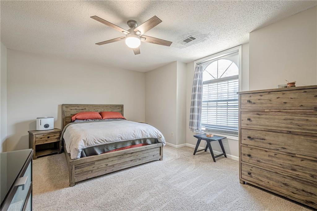 912 Edgewater Circle