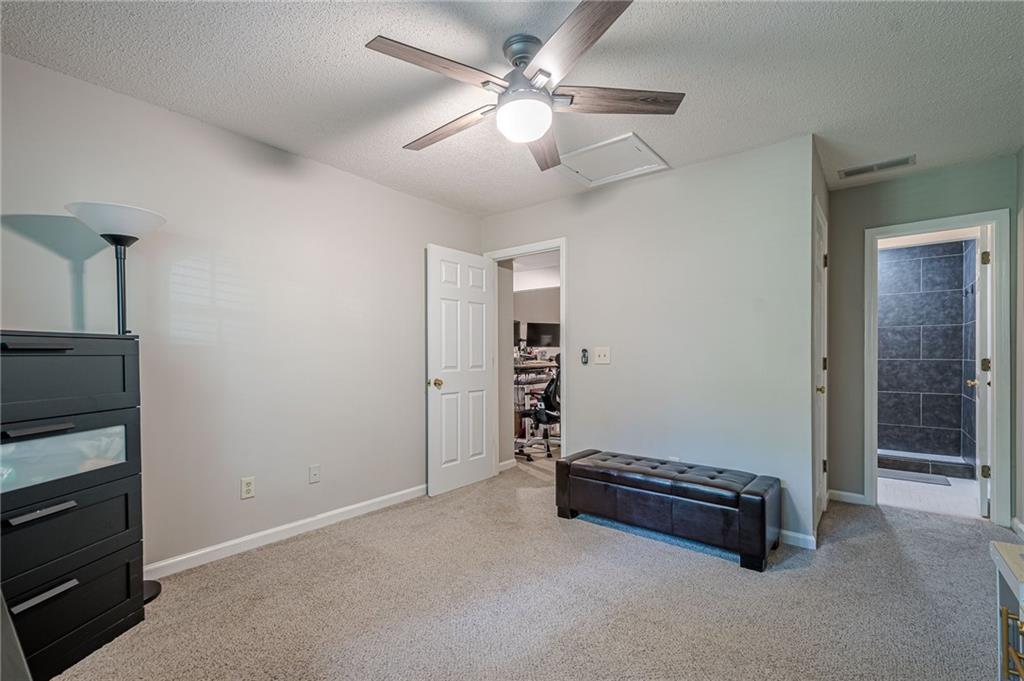 912 Edgewater Circle