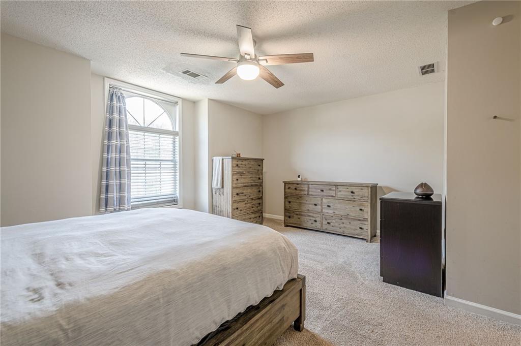 912 Edgewater Circle