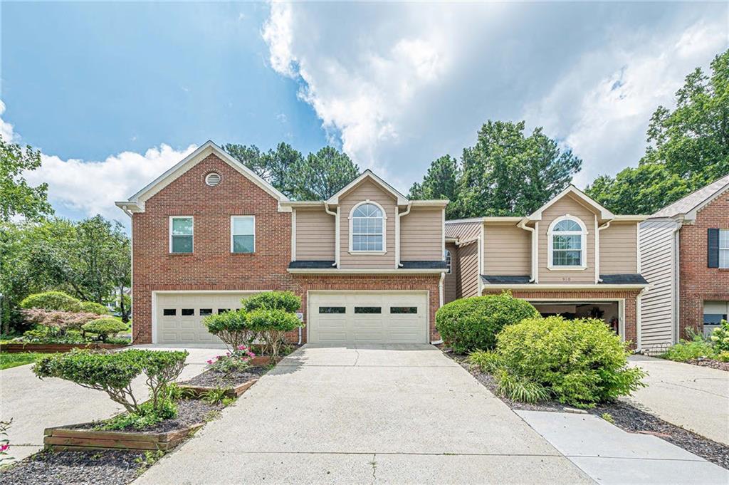 912 Edgewater Circle