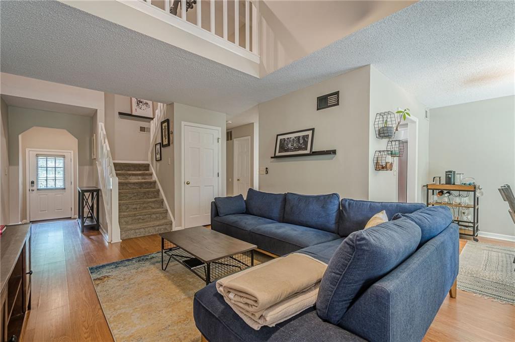 912 Edgewater Circle