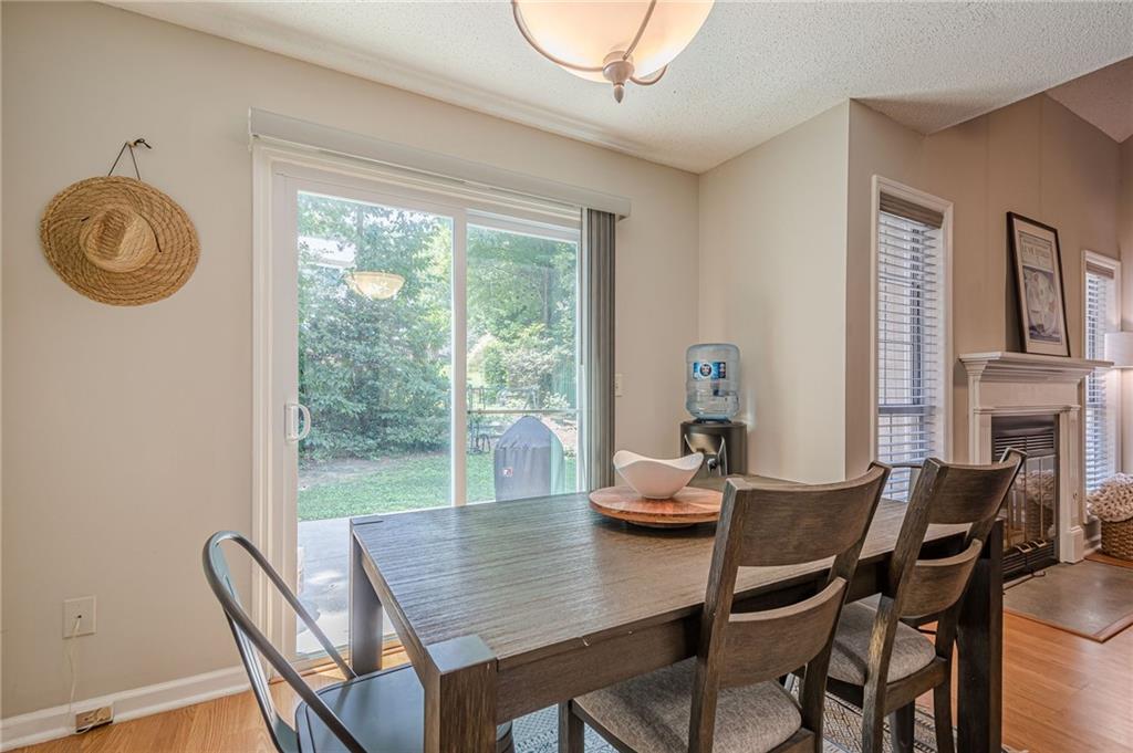 912 Edgewater Circle