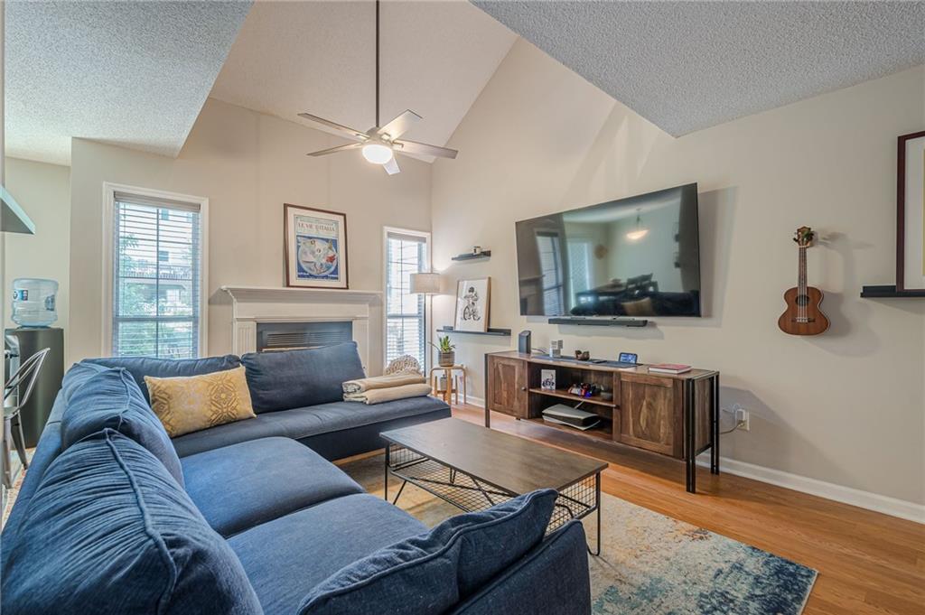 912 Edgewater Circle