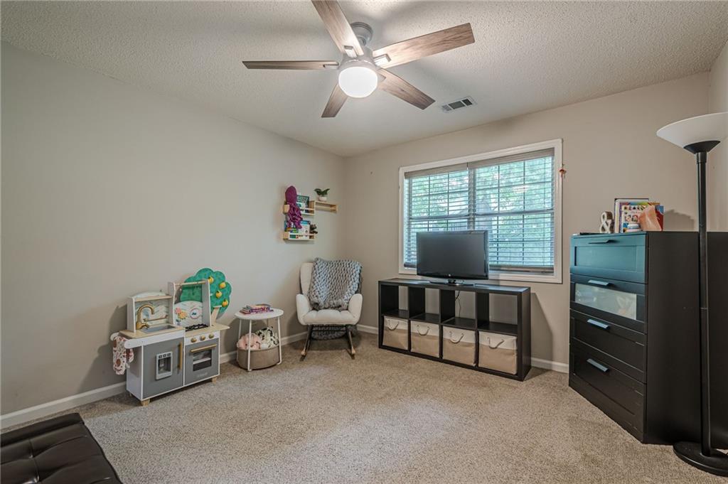 912 Edgewater Circle
