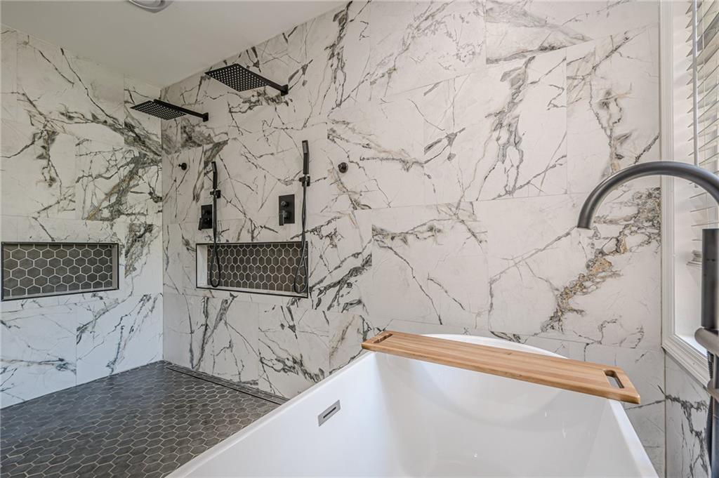 912 Edgewater Circle