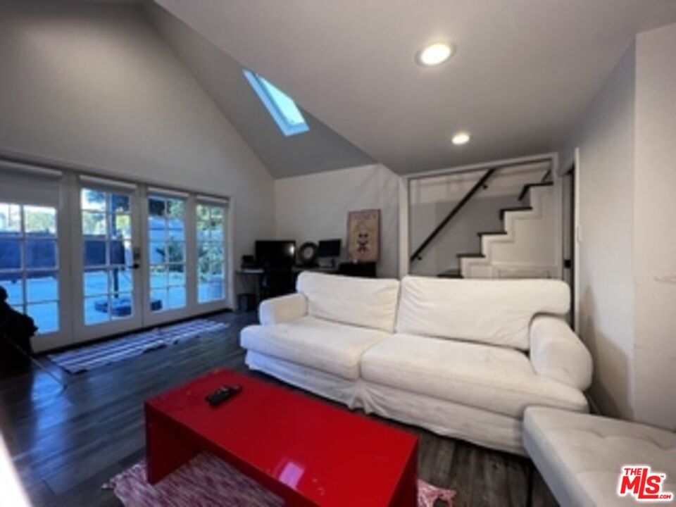 1364 Justin Ave