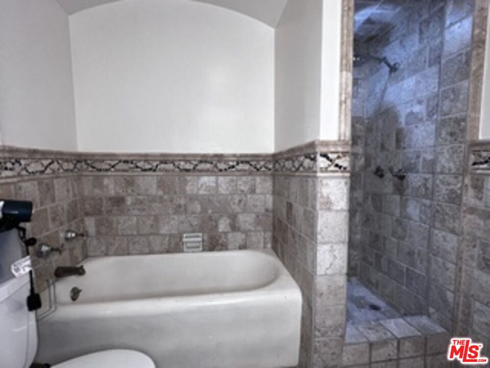 1364 Justin Ave