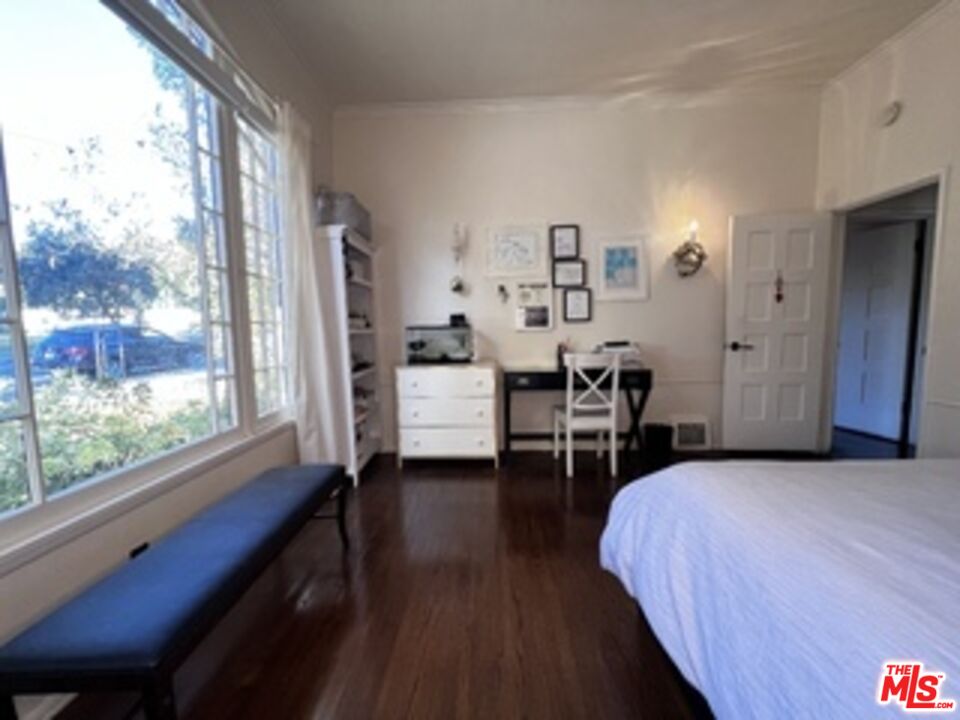 1364 Justin Ave