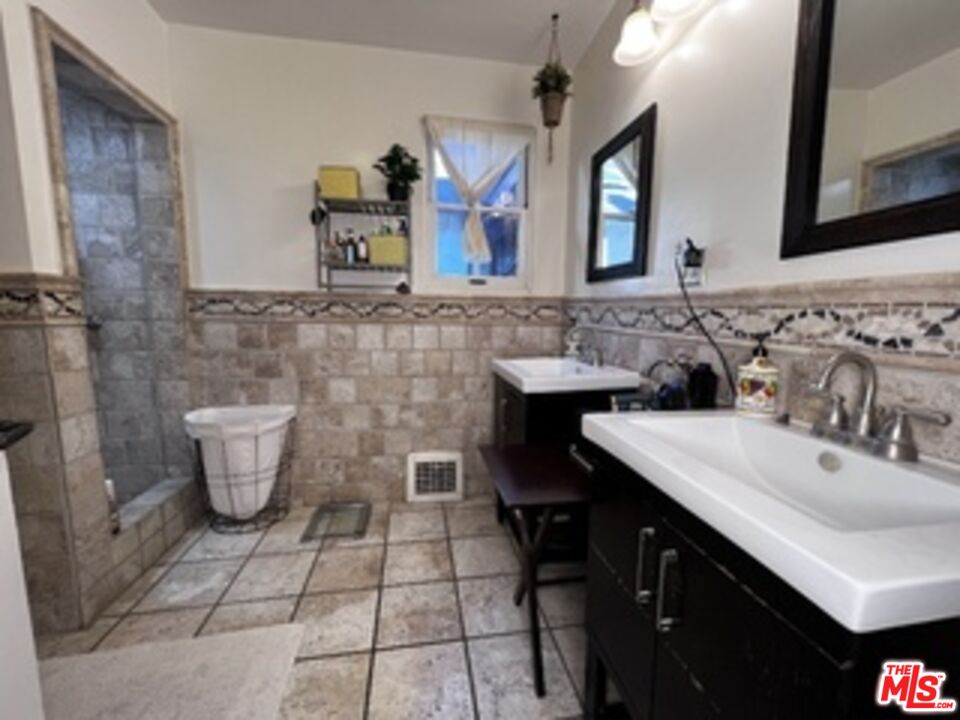 1364 Justin Ave