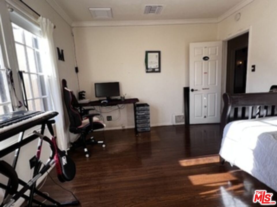 1364 Justin Ave