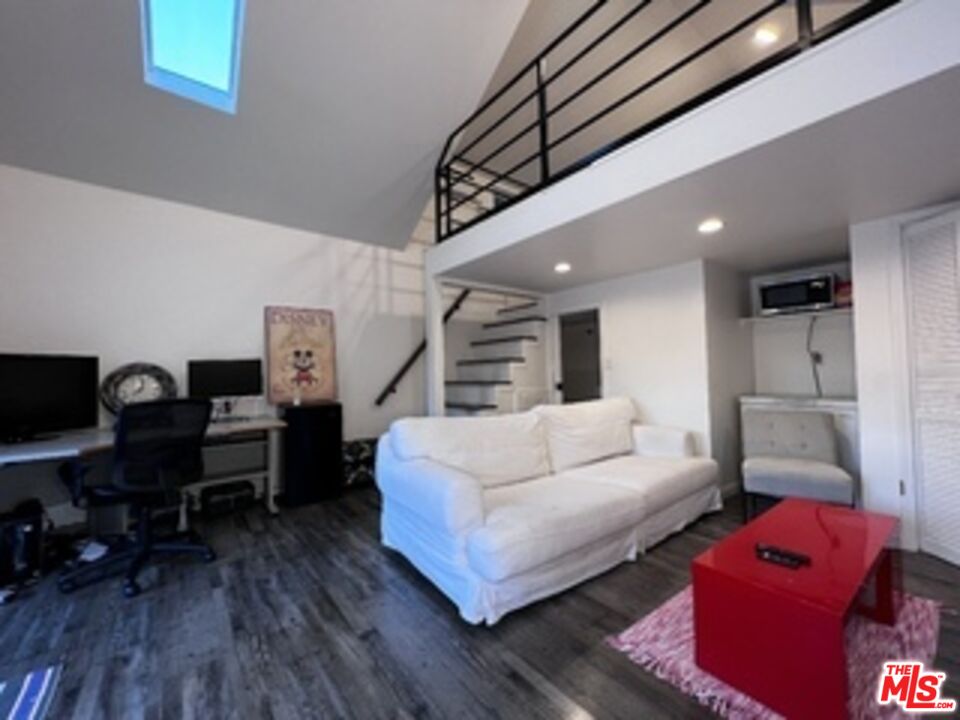 1364 Justin Ave