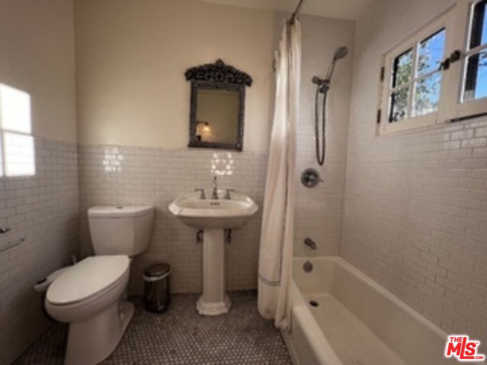 1364 Justin Ave