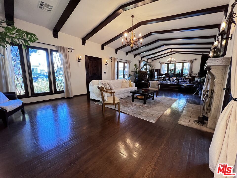 1364 Justin Ave