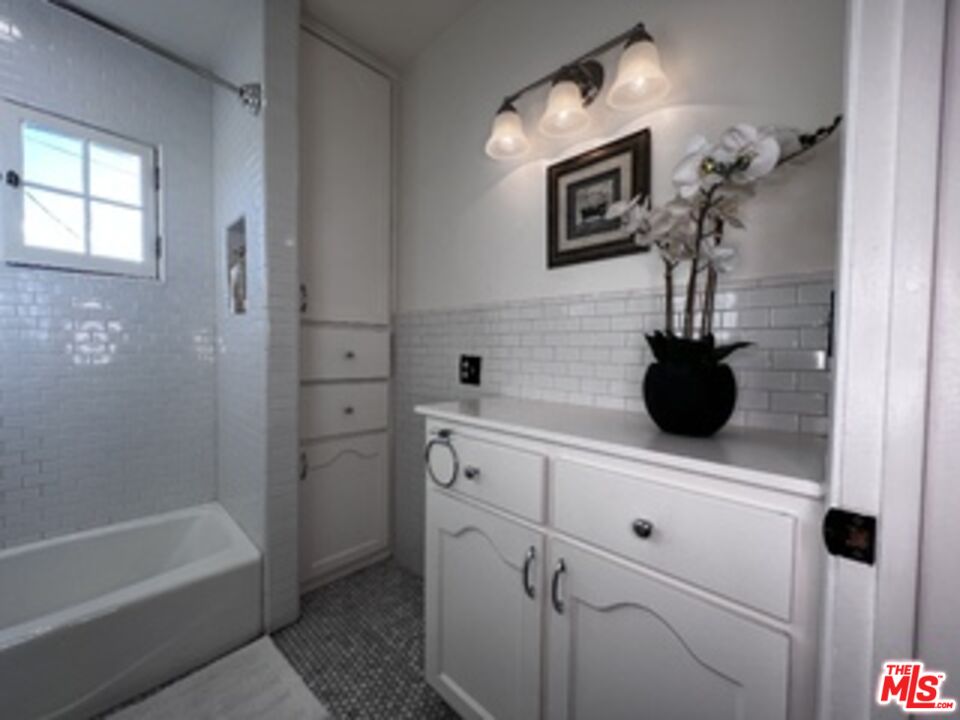 1364 Justin Ave