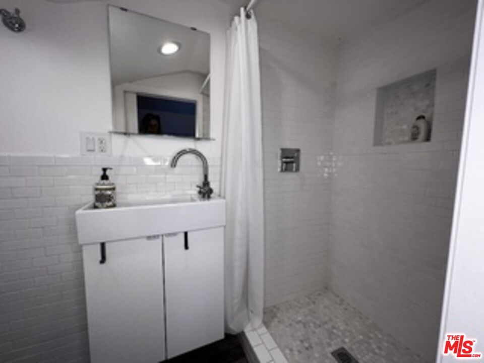 1364 Justin Ave