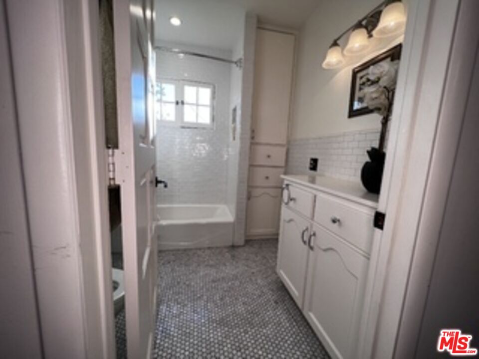 1364 Justin Ave