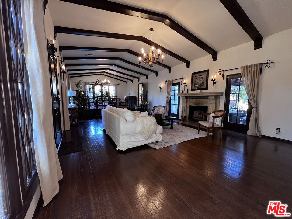 1364 Justin Ave