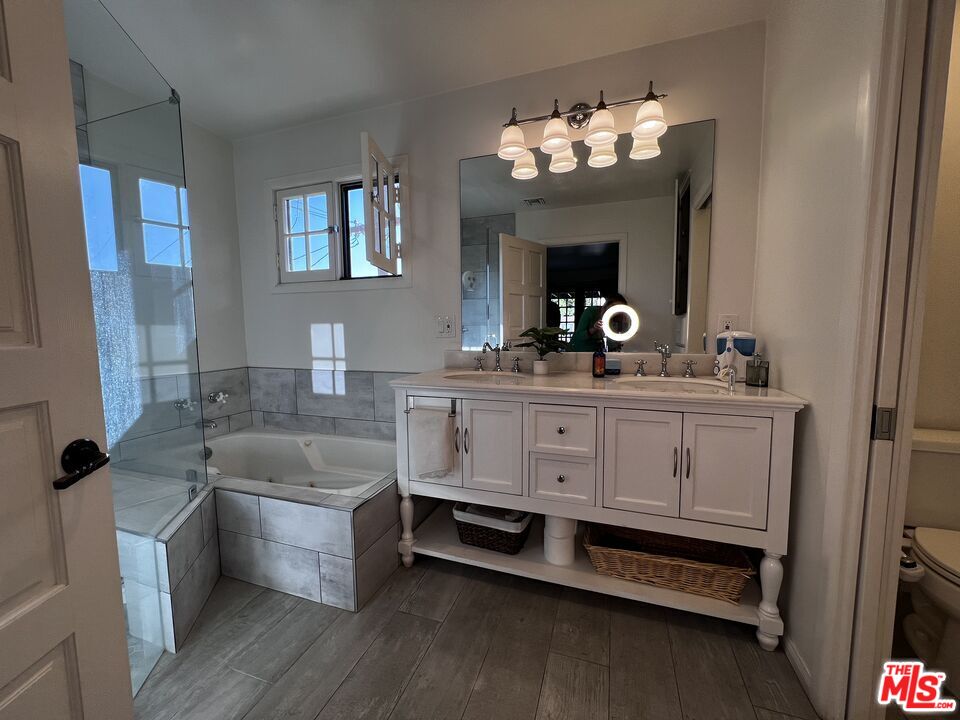 1364 Justin Ave