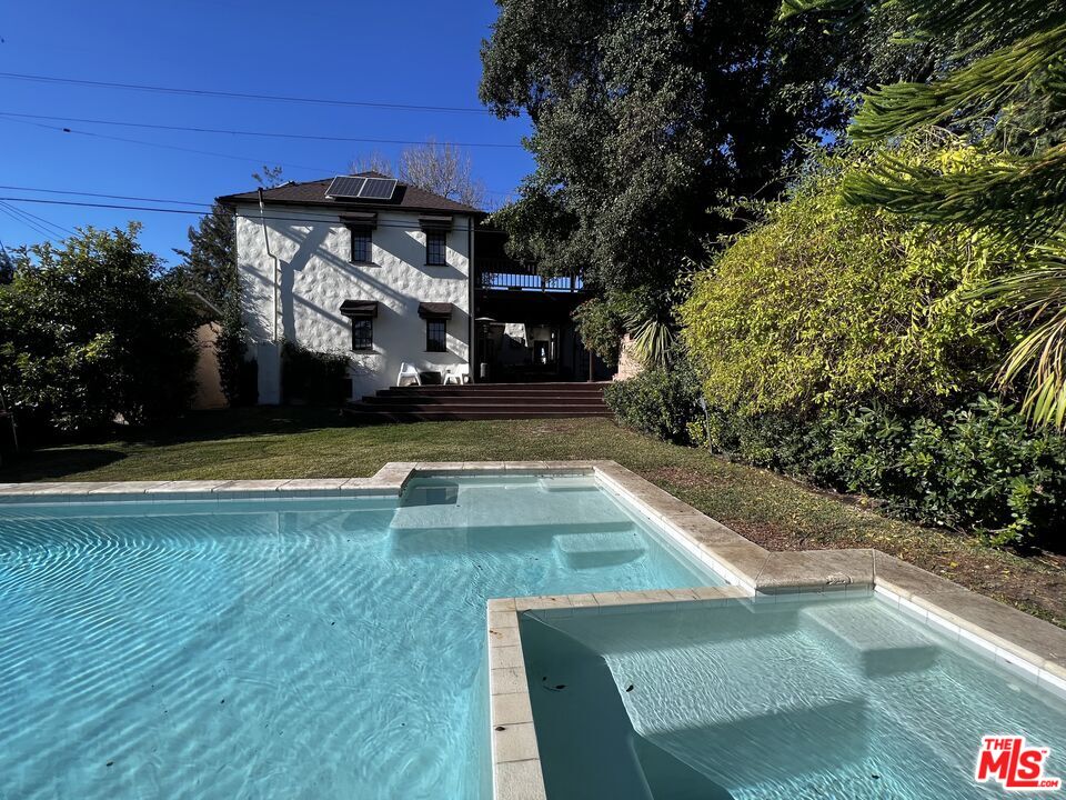 1364 Justin Ave