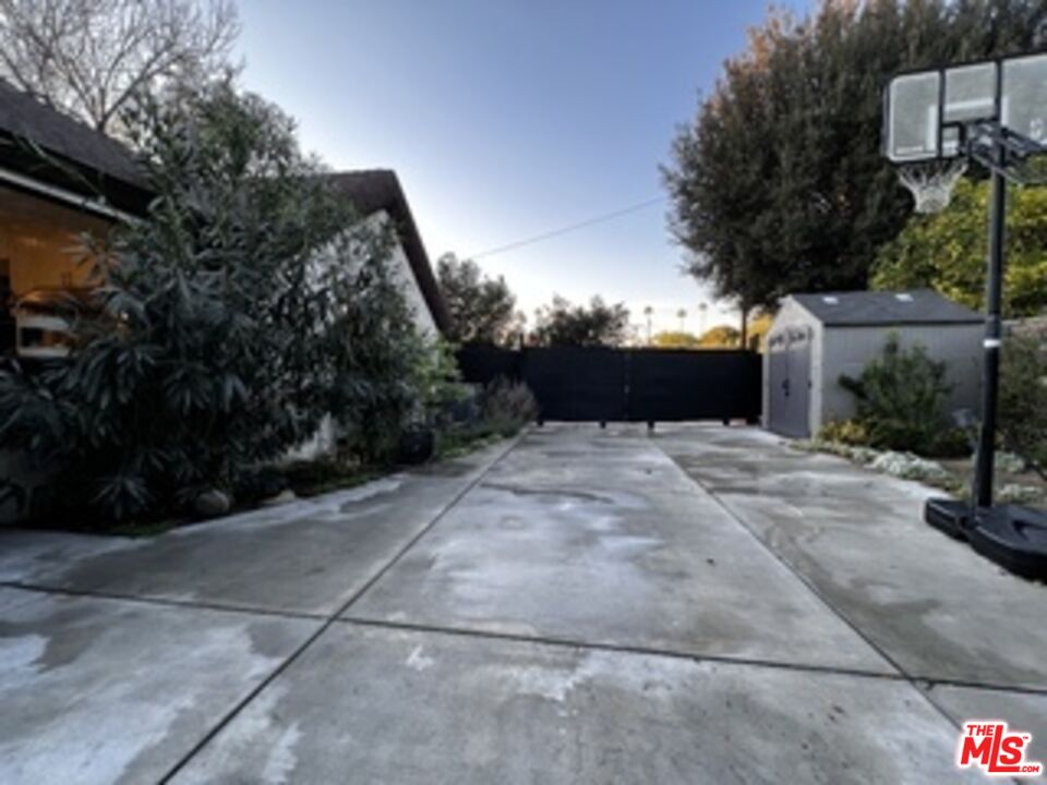 1364 Justin Ave