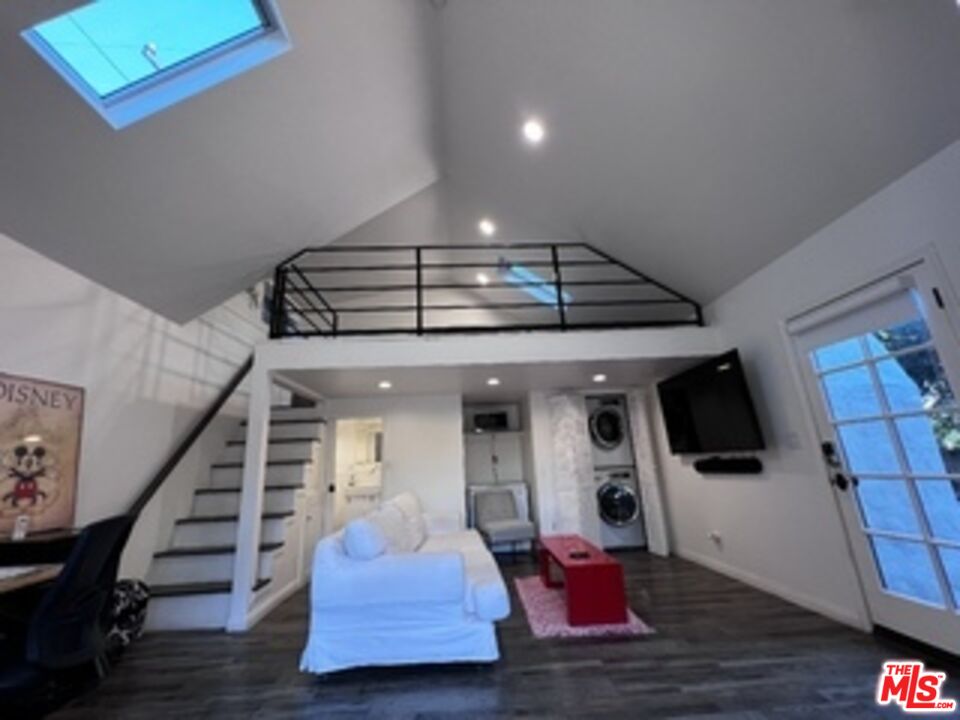 1364 Justin Ave