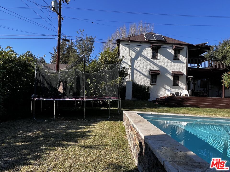 1364 Justin Ave
