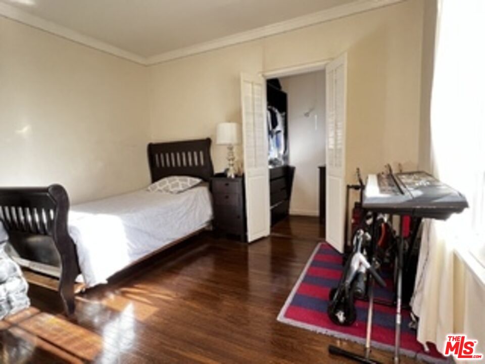 1364 Justin Ave