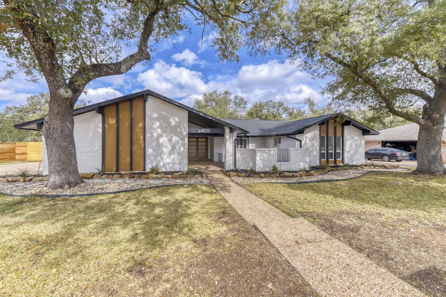 8702 Balcones Club DR