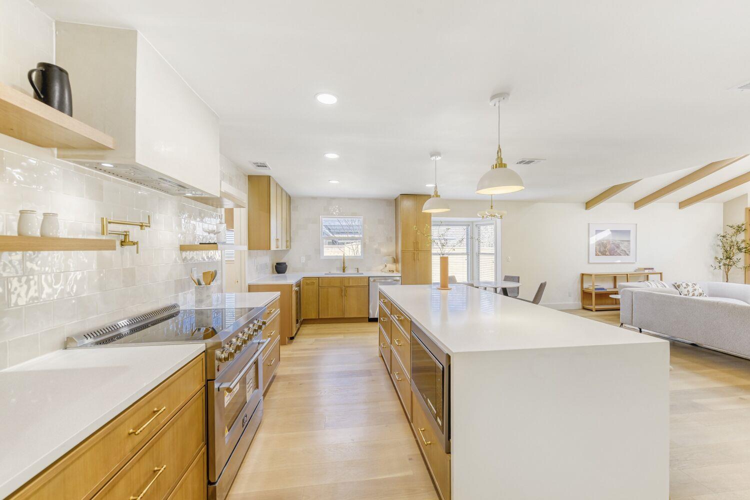 8702 Balcones Club DR