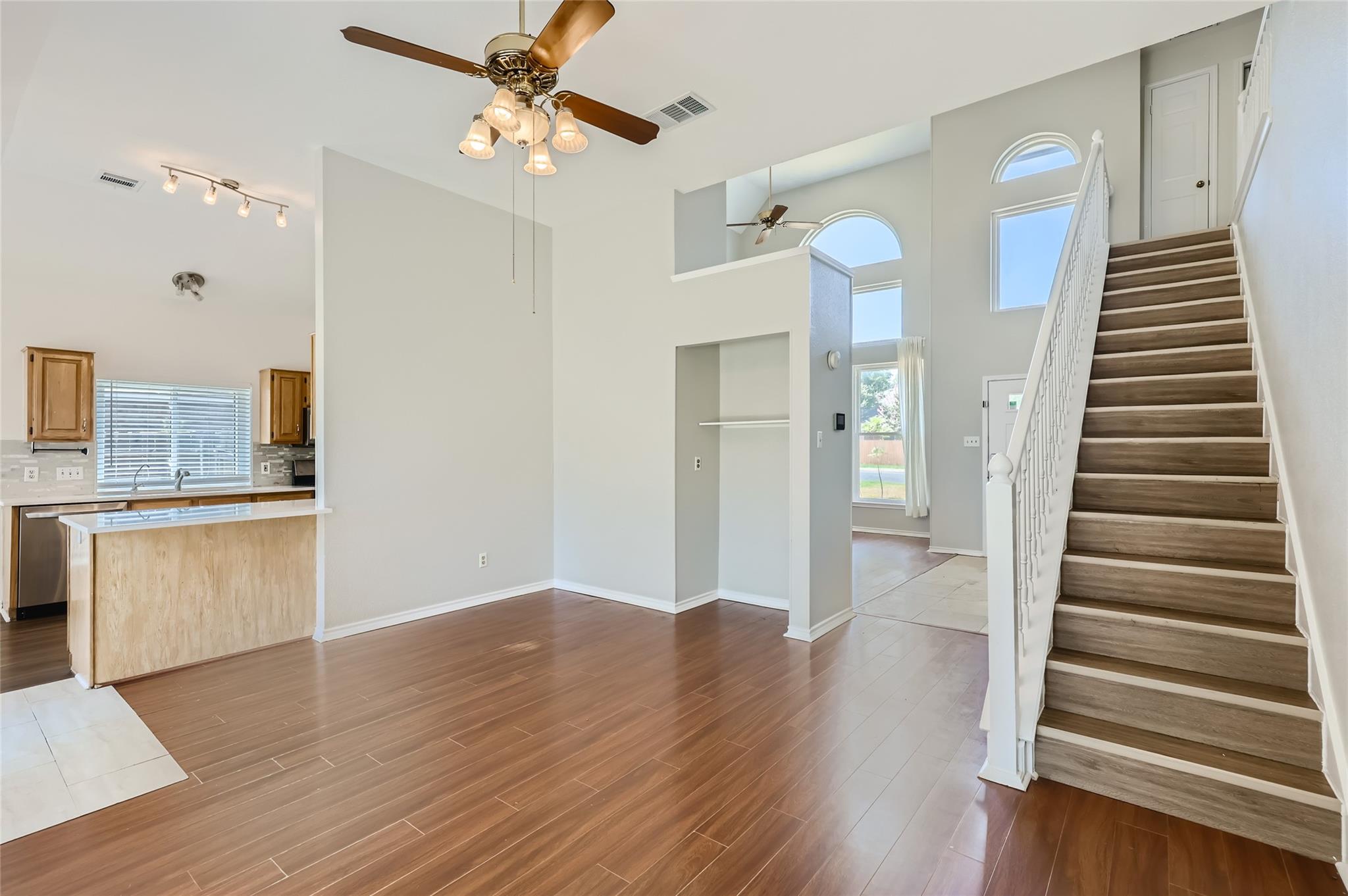 8904 Marthas DR