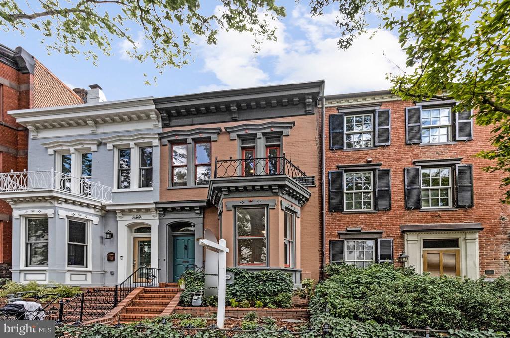 122 3RD STREET SE