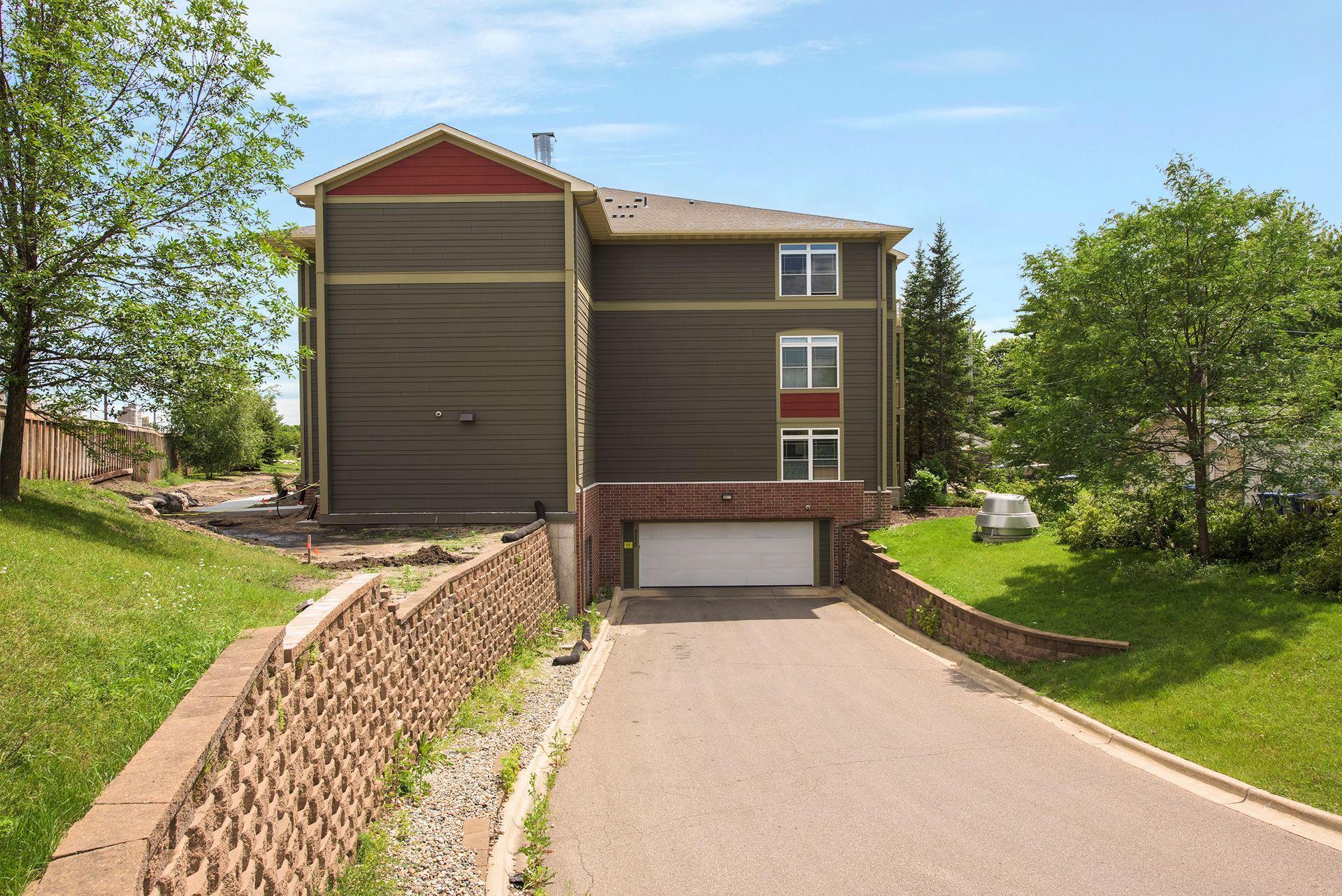 2530 E 34th Street Unit: 207