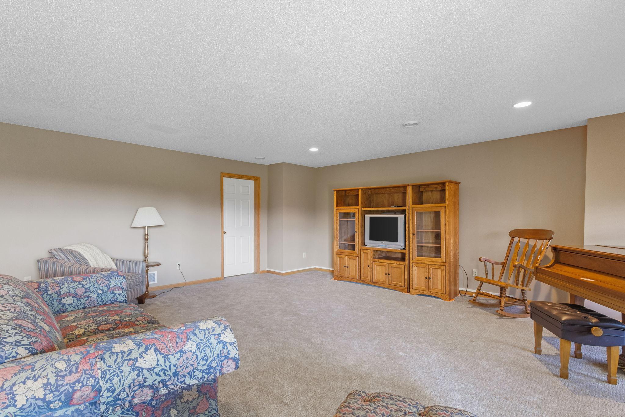 3906 Lawndale Lane N