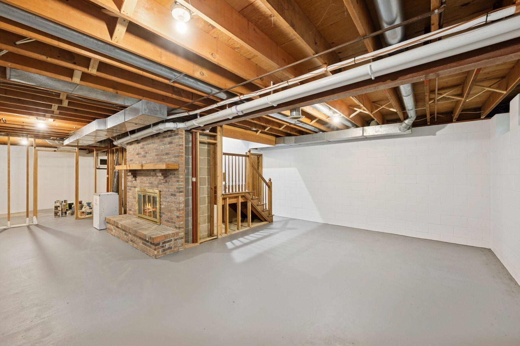 200 Marie Avenue W