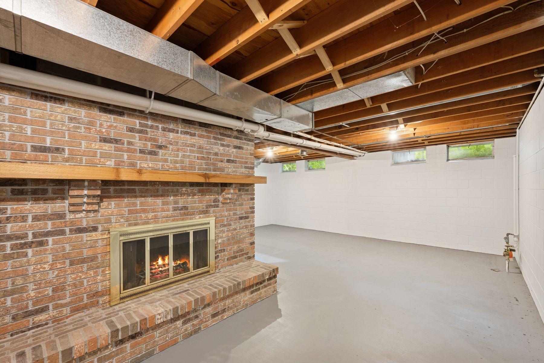200 Marie Avenue W