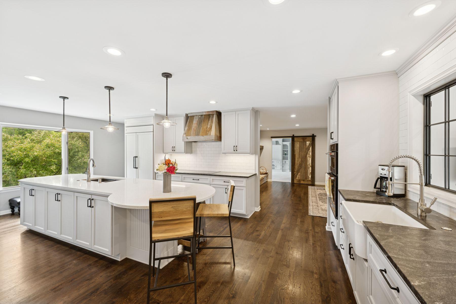 200 Marie Avenue W