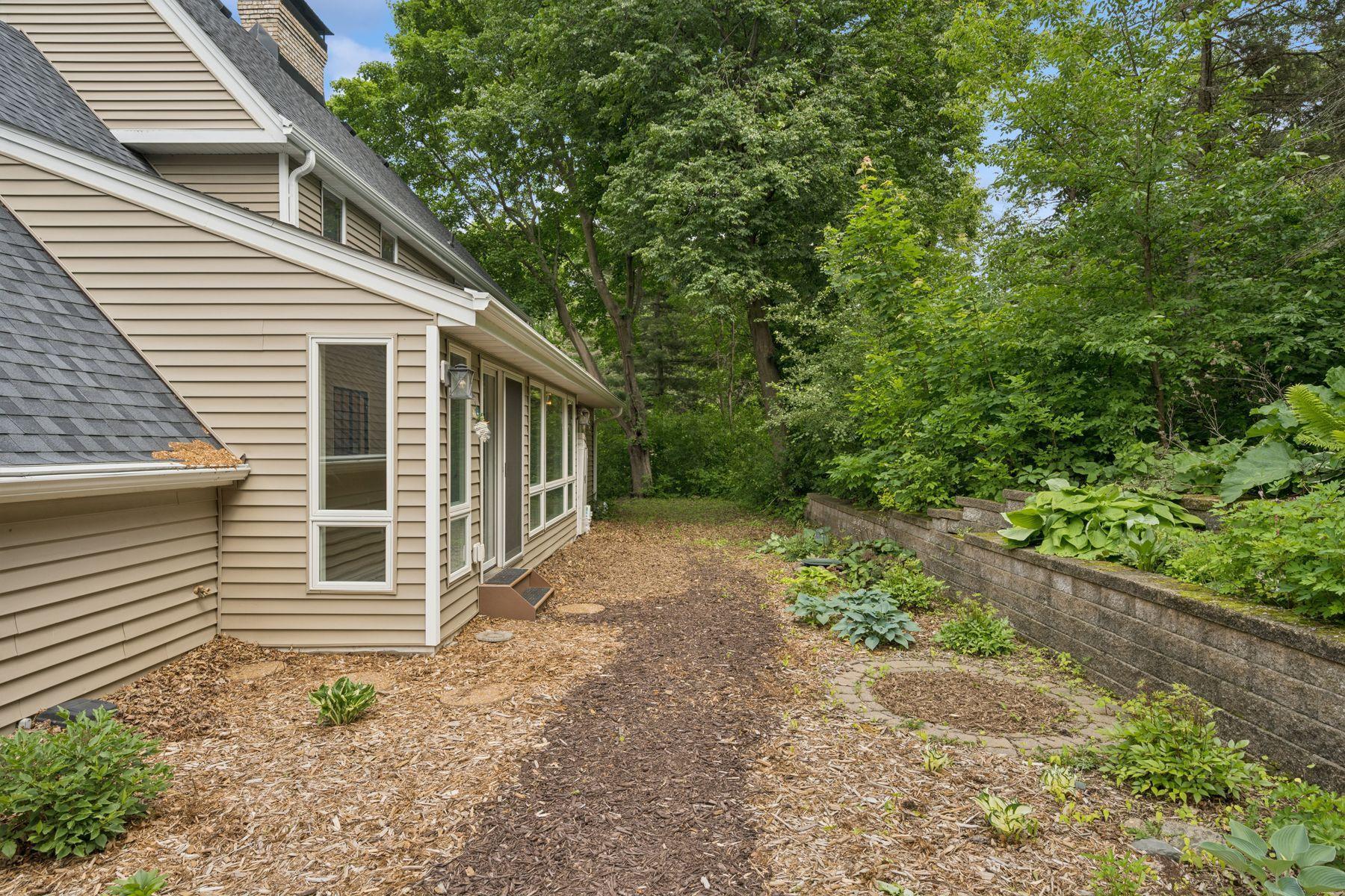 200 Marie Avenue W