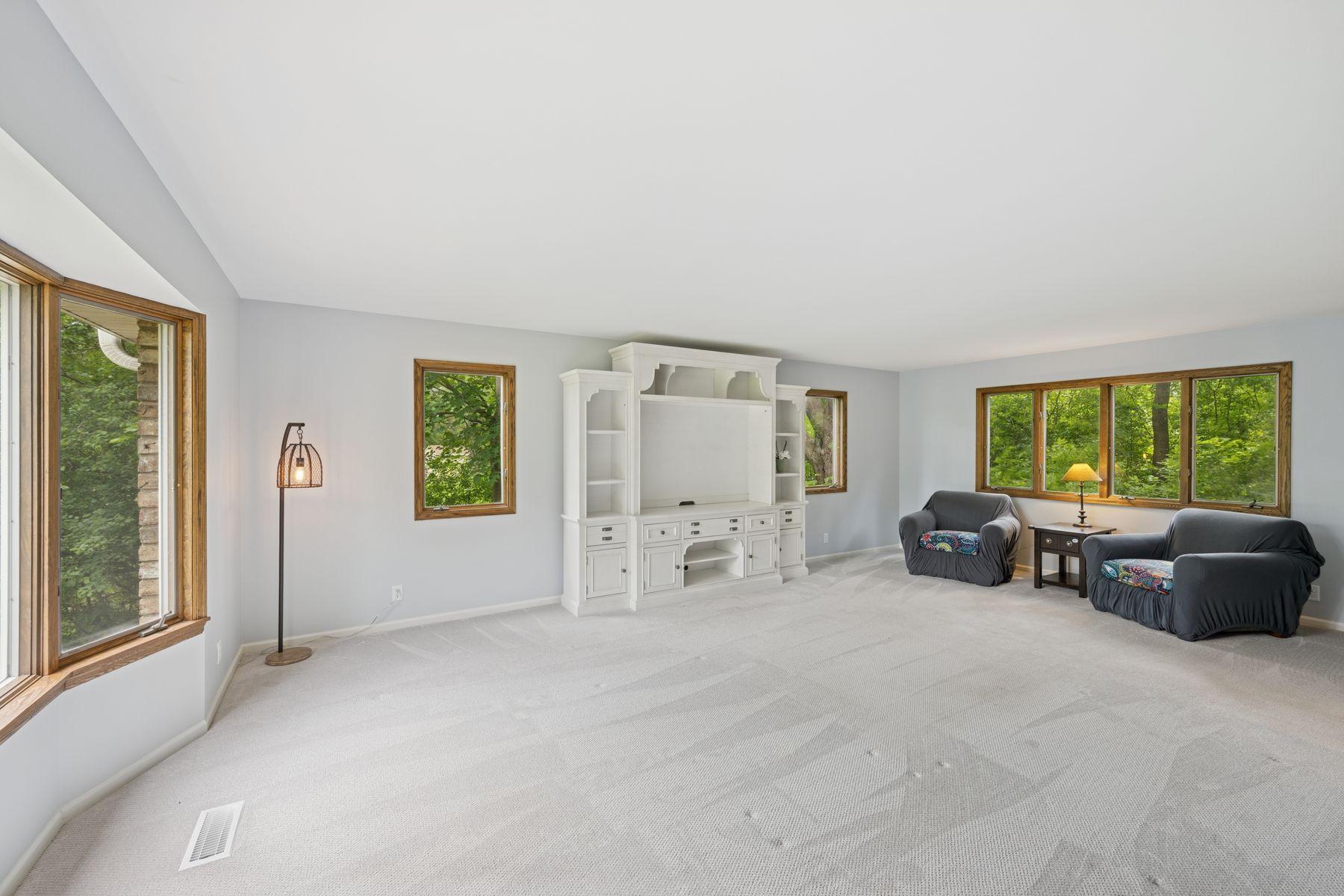 200 Marie Avenue W
