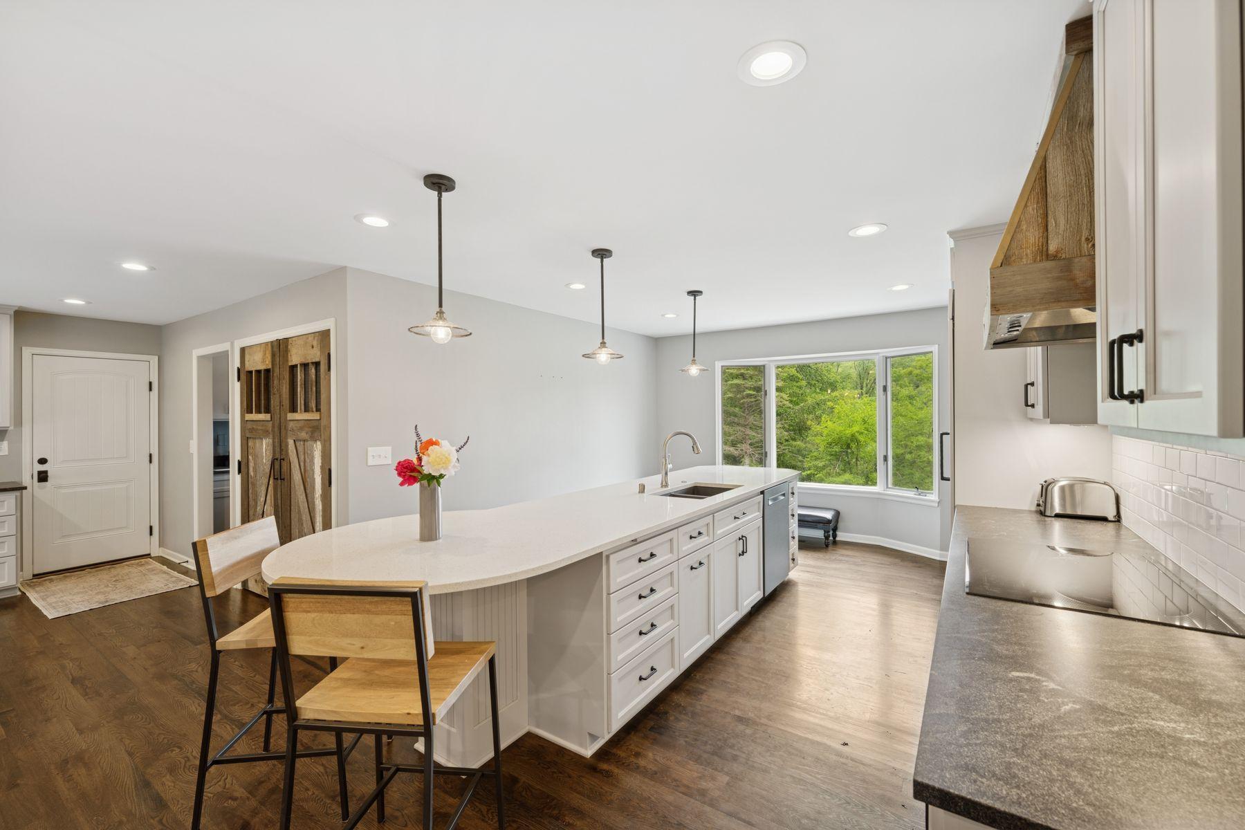 200 Marie Avenue W
