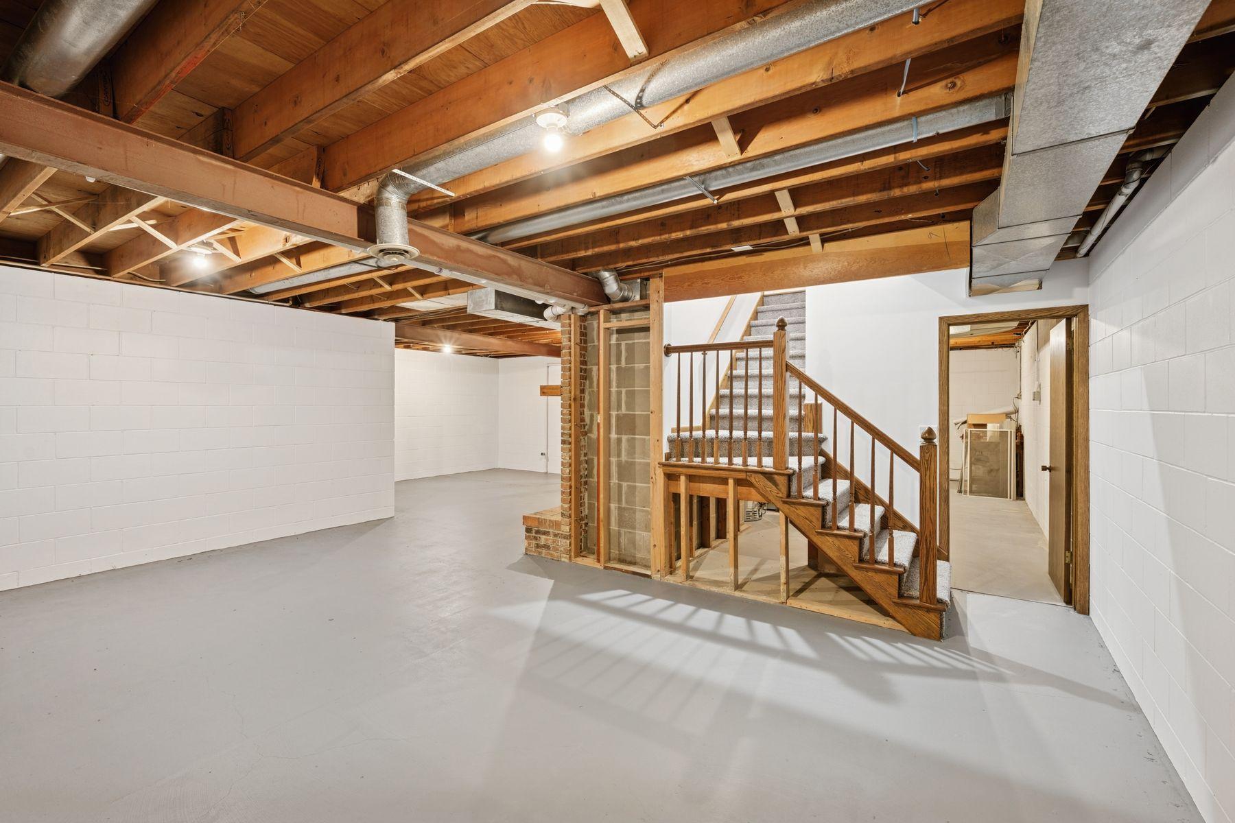 200 Marie Avenue W