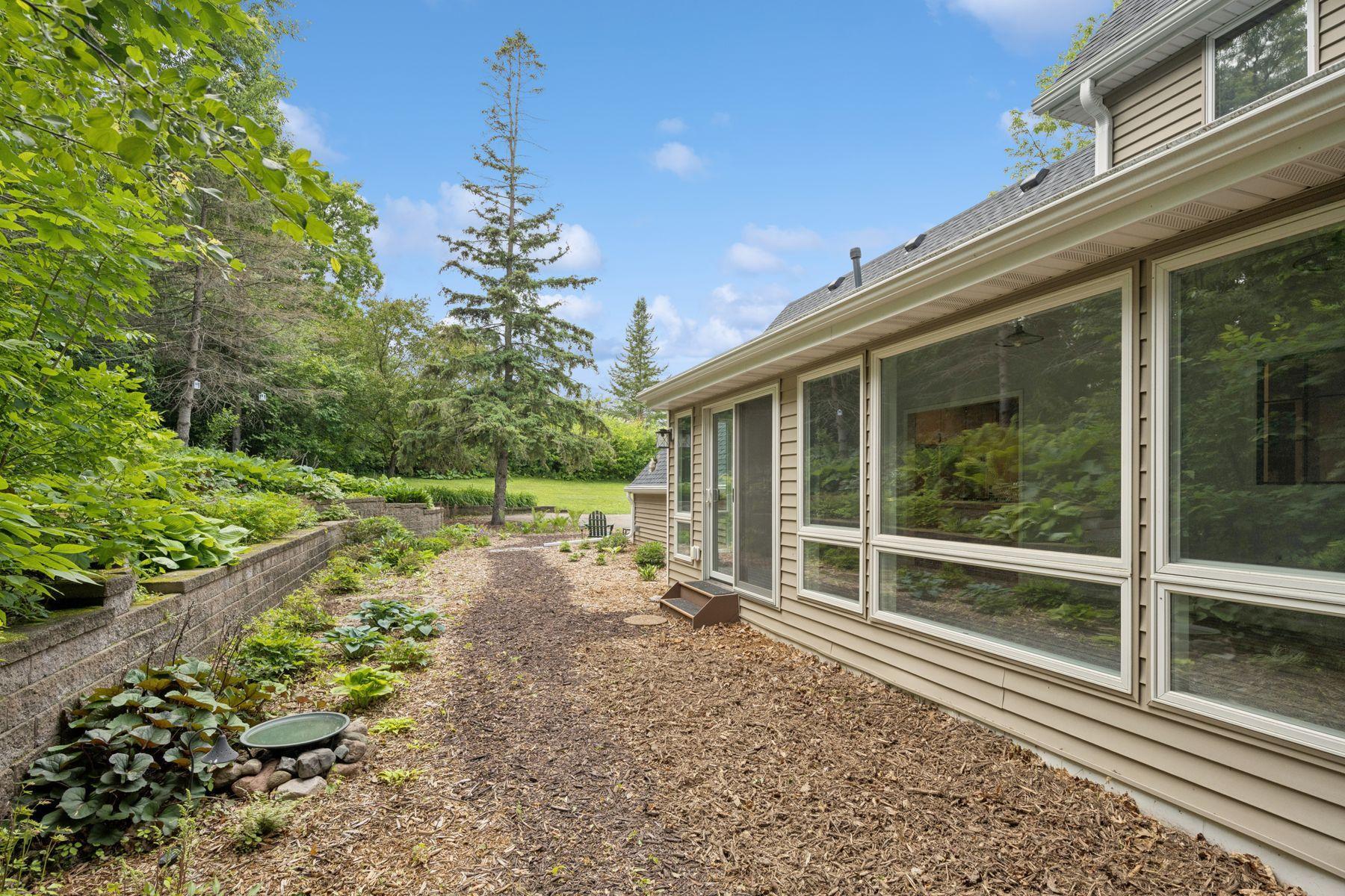 200 Marie Avenue W