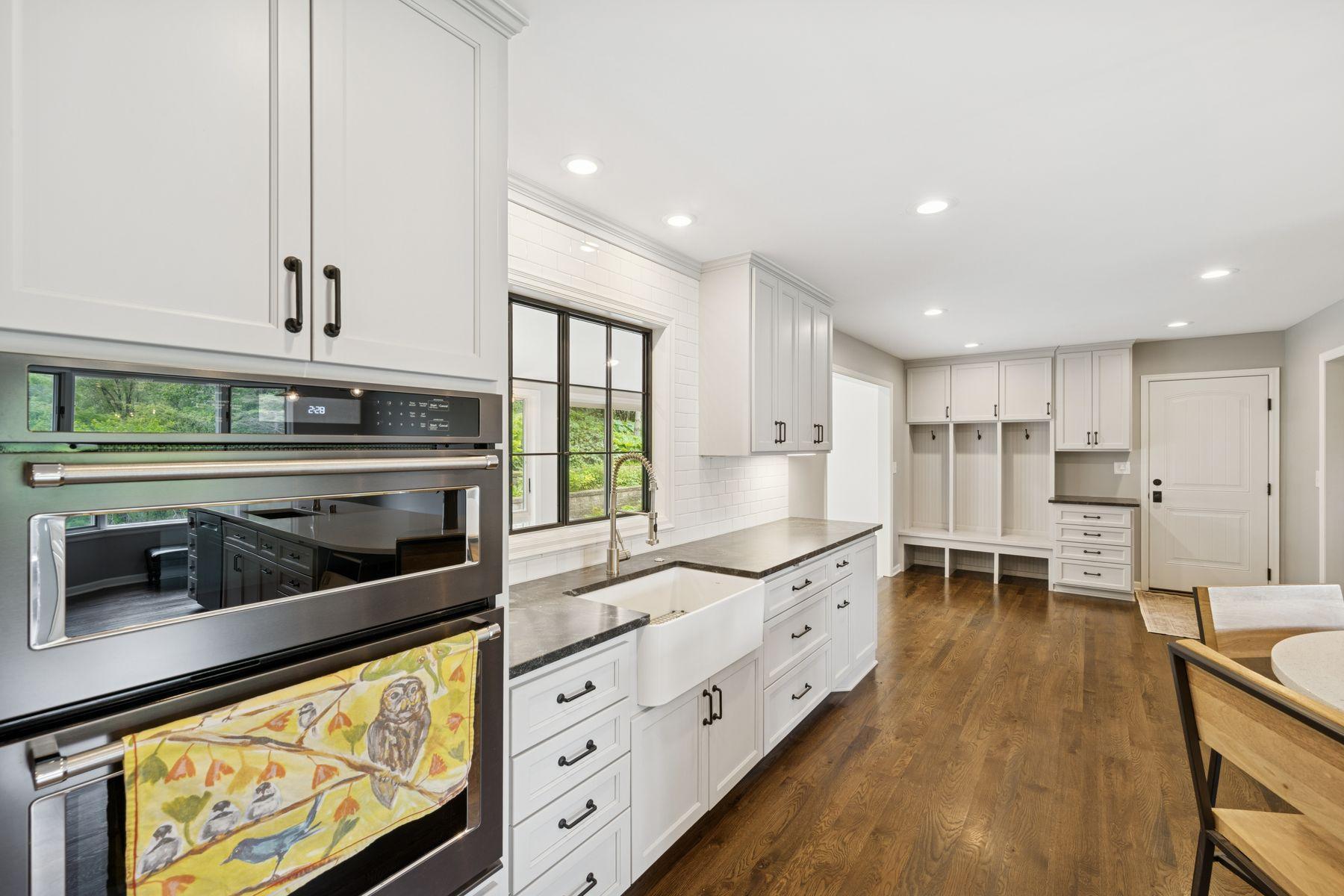 200 Marie Avenue W